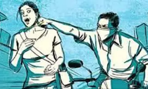 Lakhimpur Kheri: उचक्के ने महिला के कानों से जबरन कुंडल नोंचकर भागने की कोशिश की Lakhimpur Kheri: उचक्के ने महिला के कानों से जबरन कुंडल नोंचकर भागने की कोशिश की