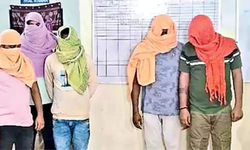 Odisha: ऑनलाइन सट्टेबाजी गिरोह पर छापा मारा Odisha: ऑनलाइन सट्टेबाजी गिरोह पर छापा मारा