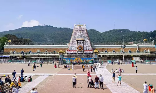 महिला ने 50 लाख रुपये का दिया दान, हर कोई रह गया हैरान महिला ने 50 लाख रुपये का दिया दान, हर कोई रह गया हैरान