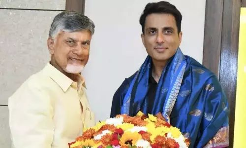 नायडू ने AP को चार एम्बुलेंस दान करने के लिए अभिनेता सोनू सूद को धन्यवाद दिया नायडू ने AP को चार एम्बुलेंस दान करने के लिए अभिनेता सोनू सूद को धन्यवाद दिया