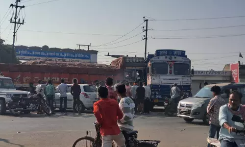 खमतराई में दो ट्रक की भिड़ंत, वीडियो खमतराई में दो ट्रक की भिड़ंत, वीडियो
