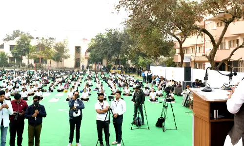 Jaipur: सामूहिक सूर्य नमस्कार कार्यक्रम आयोजित सूर्य सप्तमी पर 108 साधकों ने किया-राज्यपाल