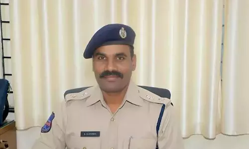CCS पुलिस ने हथियारबंद अपराधी को पकड़ने के लिए अदम्य साहस दिखाया CCS पुलिस ने हथियारबंद अपराधी को पकड़ने के लिए अदम्य साहस दिखाया