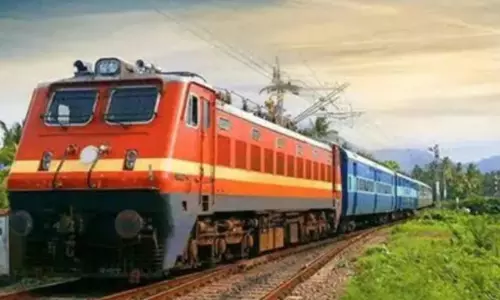 Odisha : बलांगीर में मालगाड़ी से 12 बम बरामद