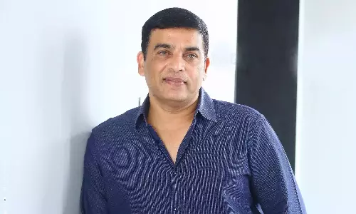 दिल राजू Hyderabad में आयकर अधिकारियों के समक्ष पेश हुए दिल राजू Hyderabad में आयकर अधिकारियों के समक्ष पेश हुए