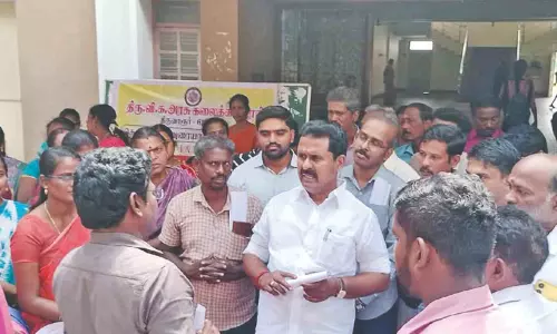 UGC सरकार विवाद में फंसे तमिलनाडु के अतिथि संकाय, विरोध प्रदर्शन UGC सरकार विवाद में फंसे तमिलनाडु के अतिथि संकाय, विरोध प्रदर्शन