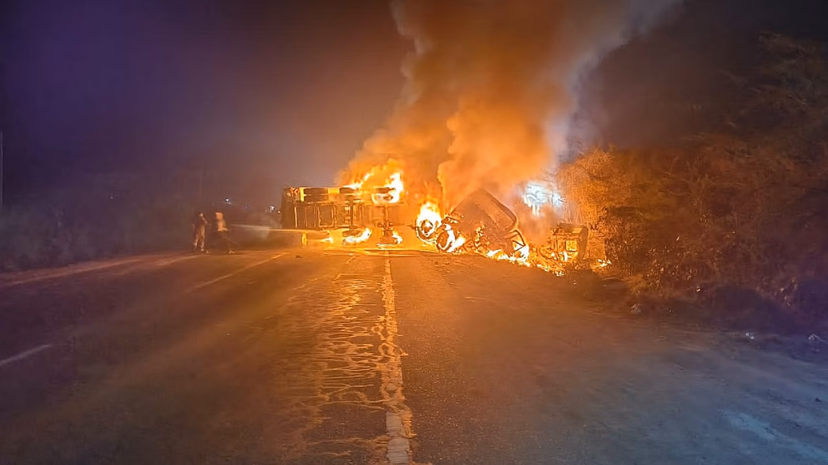 Hamirpur: राष्ट्रीय राजमार्ग-34 पर आमने-सामने टकराए डंपर, दो की जलकर मौत Hamirpur: राष्ट्रीय राजमार्ग-34 पर आमने-सामने टकराए डंपर, दो की जलकर मौत