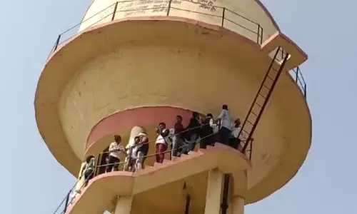 Sikar: पानी की टंकी पर चढ़े ग्रामीण ने नारेबाजी की