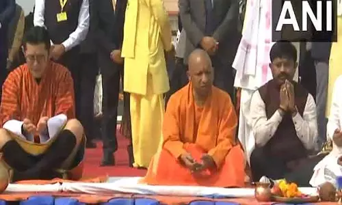 भूटान नरेश और CM Yogi ने प्रयागराज में त्रिवेणी संगम पर पूजा-अर्चना की भूटान नरेश और CM Yogi ने प्रयागराज में त्रिवेणी संगम पर पूजा-अर्चना की