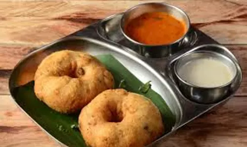 Medu Vada बाहर से कुरकुरे और अंदर से होते हैं सॉफ्ट