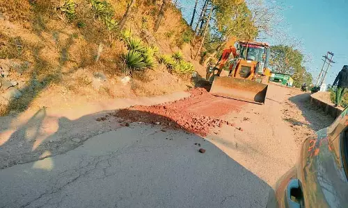 Himachal: मरम्मत कार्य के कारण सड़क की हालत खराब Himachal: मरम्मत कार्य के कारण सड़क की हालत खराब