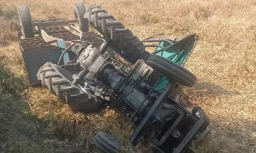Lakhimpur Kheri: खेत में ट्रैक्टर पलटने से चालक की मौत, एक घायल