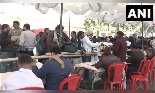 Milkipur उपचुनाव से पहले मतदान दल सामग्री लेकर रवाना हुए