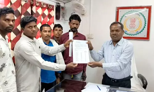 कर्ज पटाने की चिंता, धान नहीं बेच पा रहे किसान
