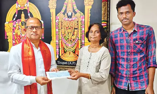 Andhra: महिला ने अपने कार्यकाल के दौरान बचाए गए पैसे  को दान किये