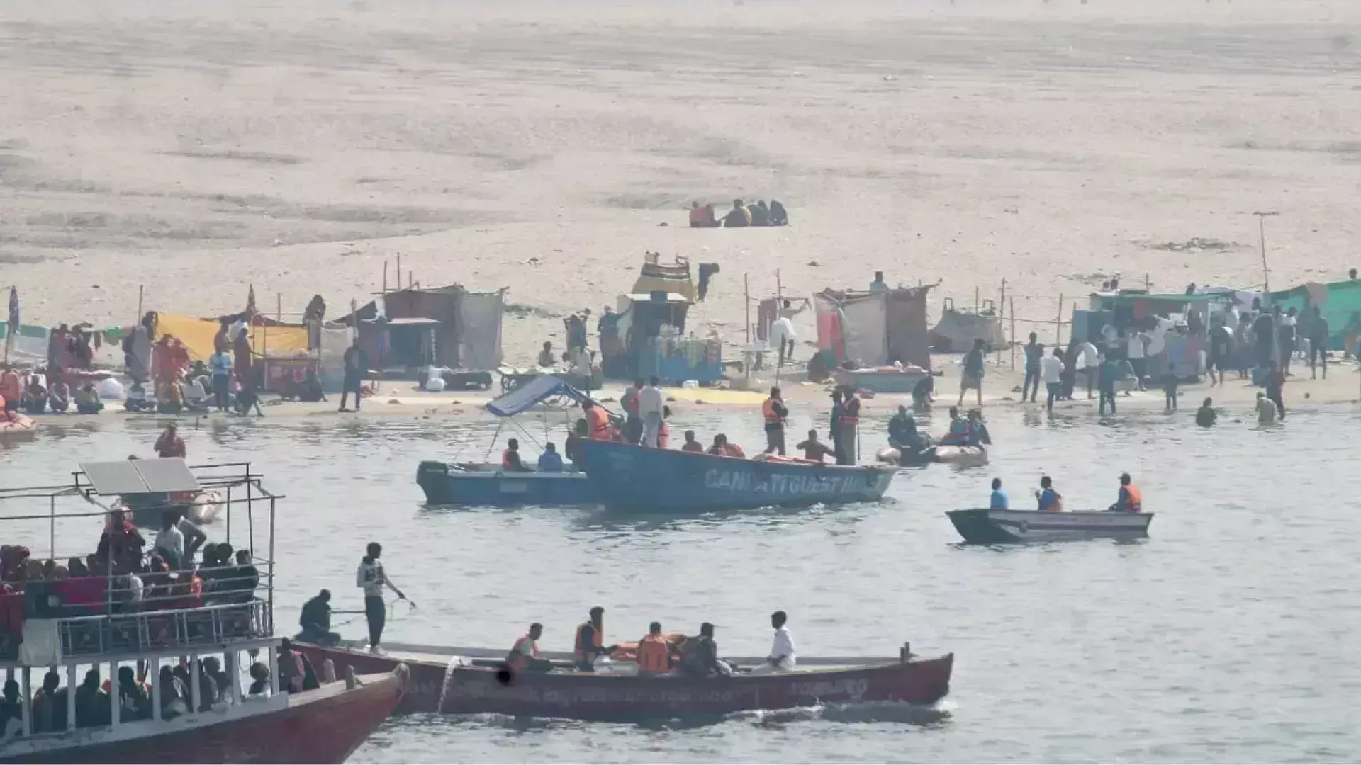 Varanasi: नाविकों का प्रशासन के खिलाफ विरोध, लेकिन पर्यटकों में मायूसी Varanasi: नाविकों का प्रशासन के खिलाफ विरोध, लेकिन पर्यटकों में मायूसी