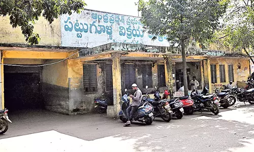 Andhra: रेशमकीट किसानों पर बोझ पड़ रहा Andhra: रेशमकीट किसानों पर बोझ पड़ रहा