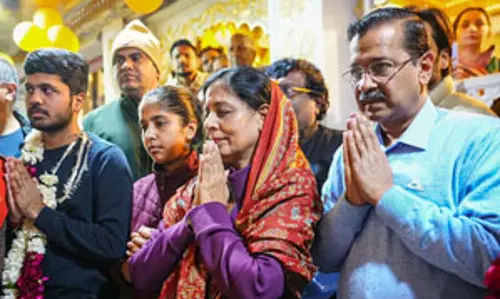 दिल्ली चुनाव: मतदान से पहले अरविंद केजरीवाल परिवार के साथ पहुंचे हनुमान मंदिर