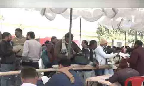 मिल्कीपुर उपचुनाव से पहले मतदान दल सामग्री लेकर रवाना