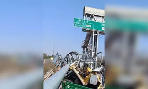 टोल प्लाजा के पास लाइट टावर गिरने से दो लोगों की मौत, 5 गंभीर