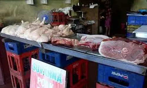 Farrukhabad: बिना लाइसेंस के व्यवसाय करने वाले पांच मीट विक्रेताओं का कटा चालान