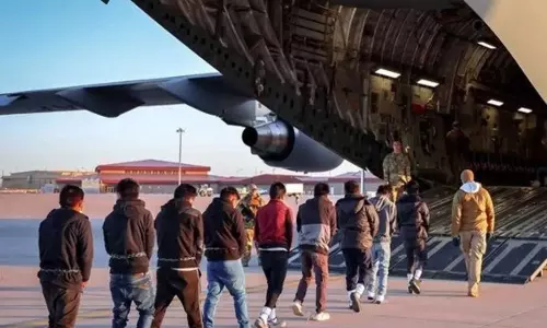 अवैध भारतीय प्रवासियों को लेकर पहला विमान टेक्सास से रवाना, अमेरिका में भारत के रुख की क्यों हो रही सराहना? अवैध भारतीय प्रवासियों को लेकर पहला विमान टेक्सास से रवाना, अमेरिका में भारत के रुख की क्यों हो रही सराहना?