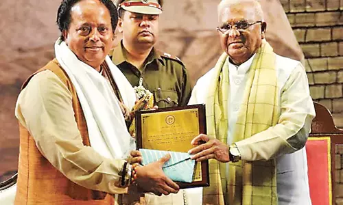 Telangana: राघवराज भट्ट को तुलसी सम्मान से सम्मानित किया गया Telangana: राघवराज भट्ट को तुलसी सम्मान से सम्मानित किया गया