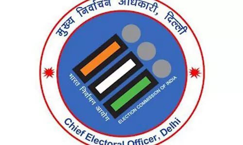 Delhi Police और उड़नदस्ते ने संदिग्ध चुनावी कदाचार सामग्री ले जा रहे वाहन को जब्त किया Delhi Police और उड़नदस्ते ने संदिग्ध चुनावी कदाचार सामग्री ले जा रहे वाहन को जब्त किया