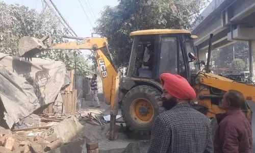 Amritsar नगर निगम ने कार्रवाई करते हुए अवैध निर्माणों को ढहाया Amritsar नगर निगम ने कार्रवाई करते हुए अवैध निर्माणों को ढहाया