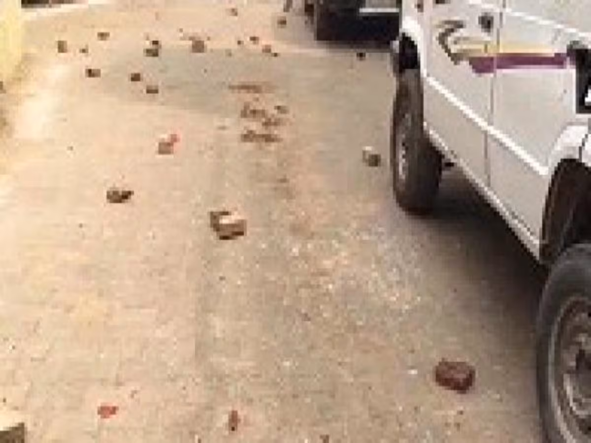 Shahdol-Bandhavgarh मार्ग पर आधी रात वाहन पर पथराव, मामला दर्ज Shahdol-Bandhavgarh मार्ग पर आधी रात वाहन पर पथराव, मामला दर्ज