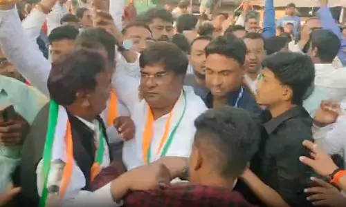 कांग्रेस के पूर्व विधायक ने लोगों के सामने दिखाई गुंडा-गर्दी, देखें VIDEO... कांग्रेस के पूर्व विधायक ने लोगों के सामने दिखाई गुंडा-गर्दी, देखें VIDEO...