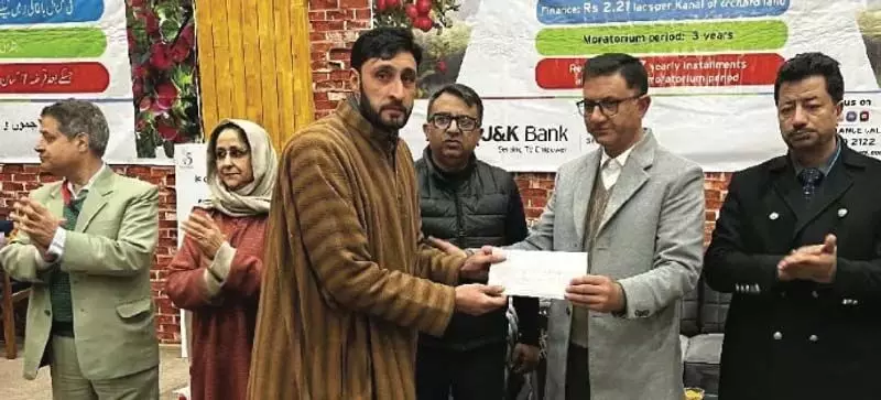 J&K Bank GDC Pulwama में उच्च घनत्व वृक्षारोपण योजना पर जागरूकता शिविर का आयोजन किया