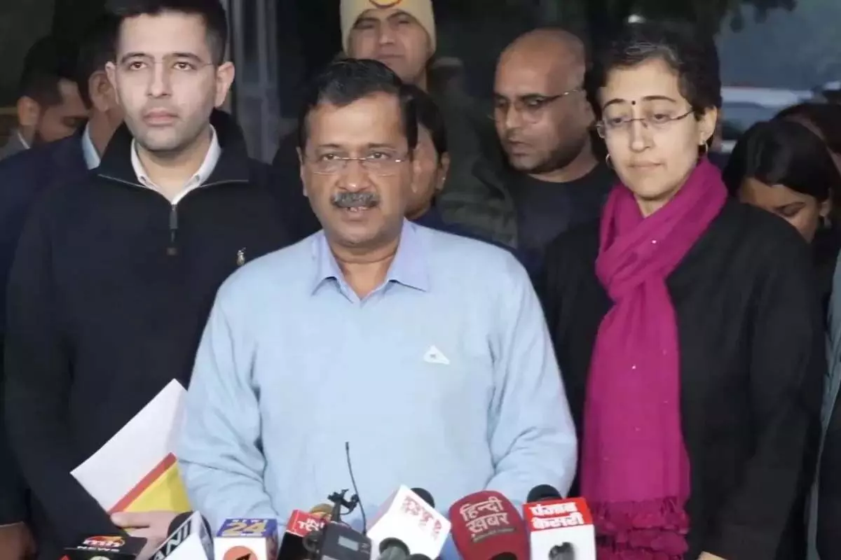 केजरीवाल ने कथित चुनावी गड़बड़ियों को रोकने के लिए चुनाव आयोग से मुलाकात की