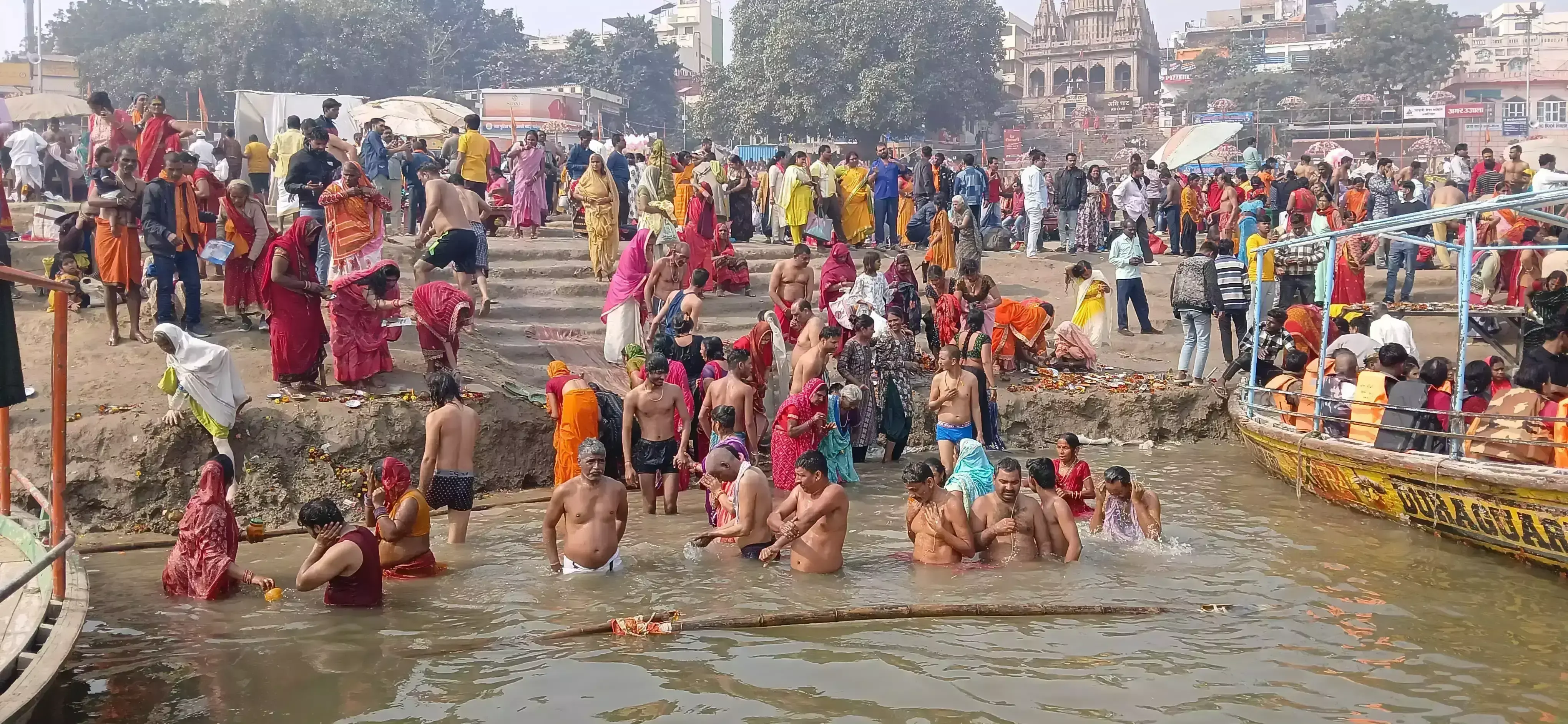 Varanasi: काशी में उमड़ा आस्था का सैलाब, 20 लाख श्रद्धालु पहुंचे