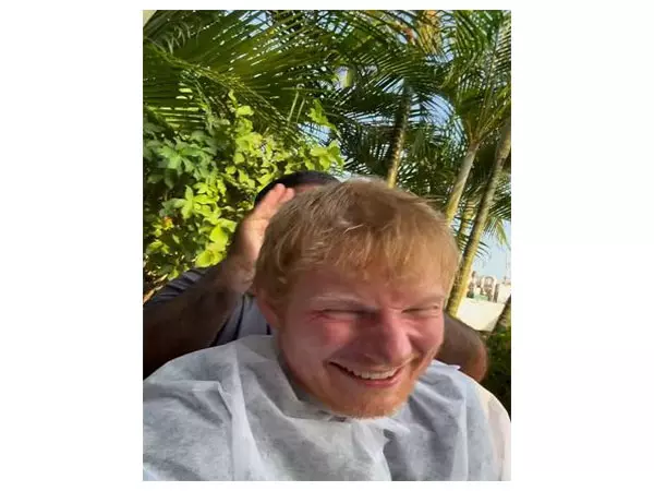 Ed Sheeran ने भारतीय दौरे का लुत्फ़ उठाया, सिर की मालिश का मज़ेदार वीडियो शेयर किया Ed Sheeran ने भारतीय दौरे का लुत्फ़ उठाया, सिर की मालिश का मज़ेदार वीडियो शेयर किया