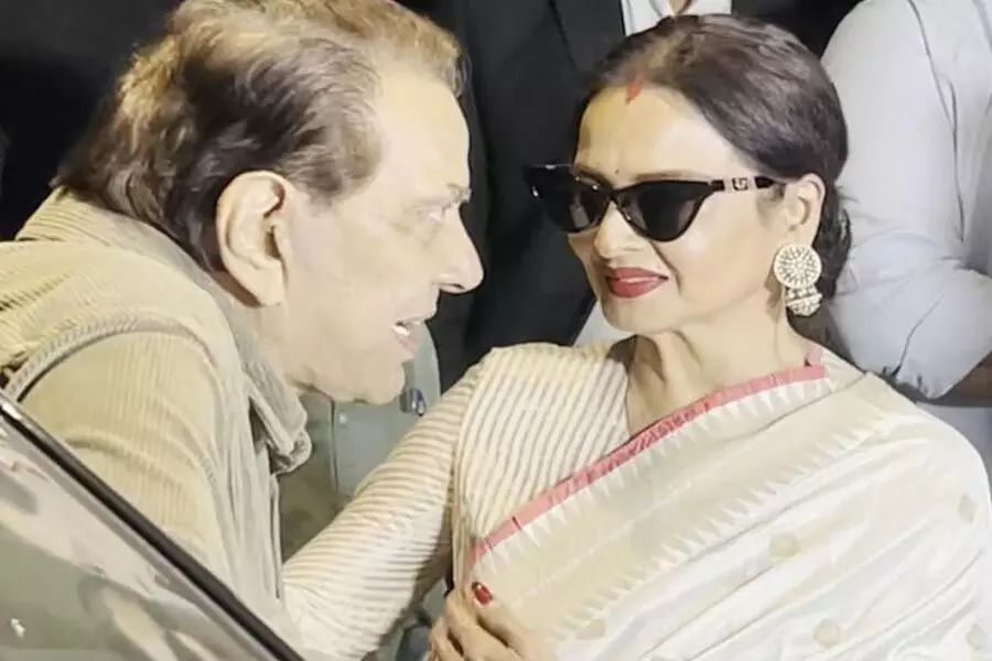 Rekha-Dharmendra की दिल को छू लेने वाली मुलाकात ने लवयापा की स्क्रीनिंग में सुर्खियां बटोरीं