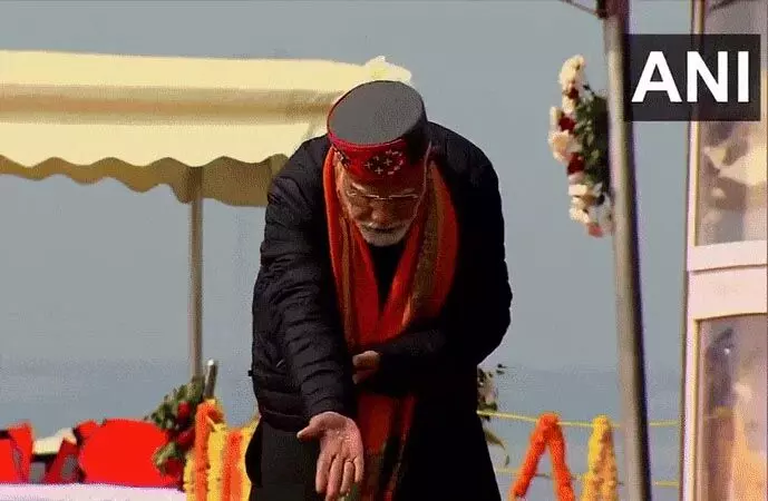 PM Modi ने प्रयागराज में त्रिवेणी संगम पर पूजा-अर्चना की