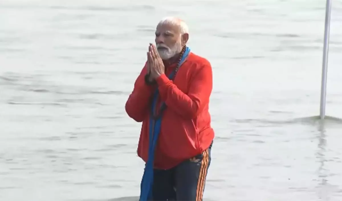Prayagraj: PM मोदी ने त्रिवेणी संगम में लगाई आस्था की डुबकी Prayagraj: PM मोदी ने त्रिवेणी संगम में लगाई आस्था की डुबकी