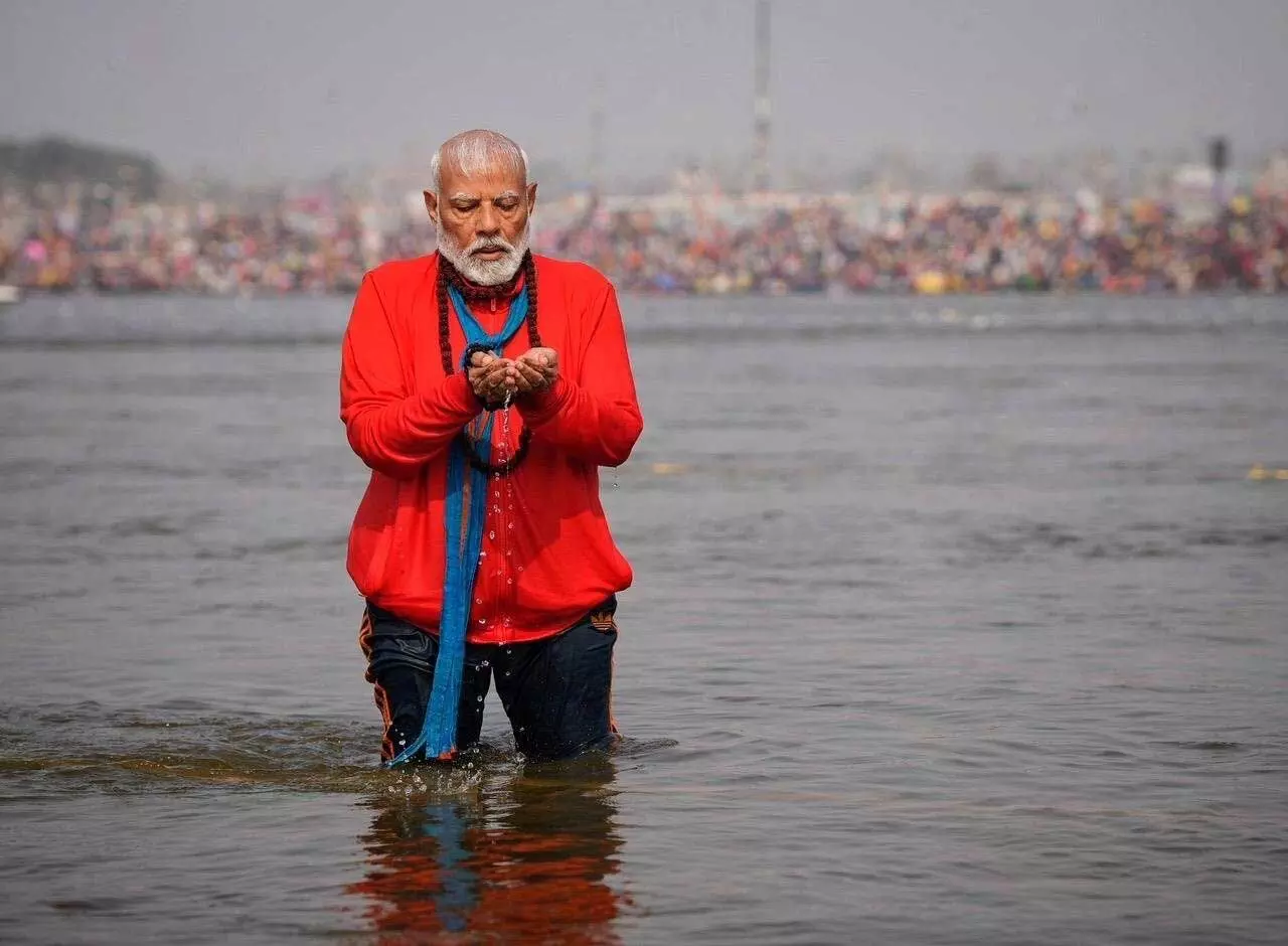 PM Modi in Mahakumbh: महाकुंभ में आस्था की डुबकी लगाकर पीएम मोदी ने दिया एकता का संदेश, देखें तस्वीरें