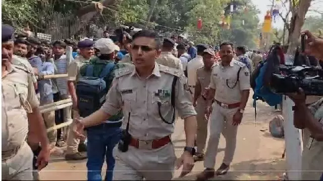 कटक के DCP जगमोहन मीना बाराबती स्टेडियम में खुद नियंत्रित कर रहे भीड़