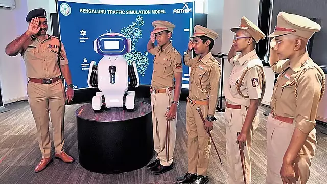 पुलिस अधिकारी के तौर पर एक दिन : अधिकारियों ने कैंसर से पीड़ित 4 बच्चों की इच्छा पूरी की पुलिस अधिकारी के तौर पर एक दिन : अधिकारियों ने कैंसर से पीड़ित 4 बच्चों की इच्छा पूरी की
