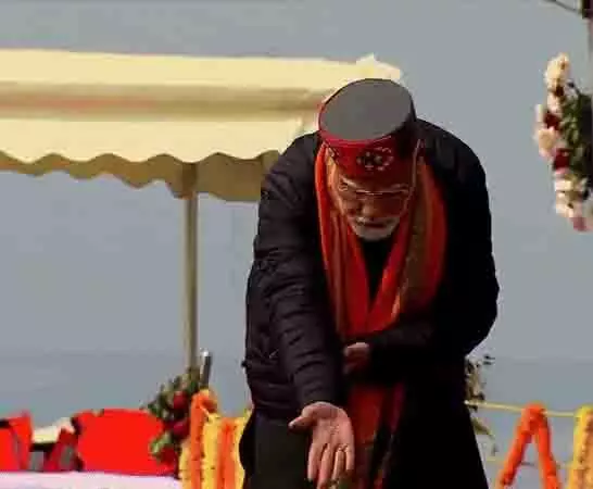 पीएम मोदी ने Prayagraj में त्रिवेणी संगम पर पूजा-अर्चना की