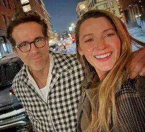 Blake Lively और रयान रेनॉल्ड्स ने सेल्फी के लिए पोज दिया