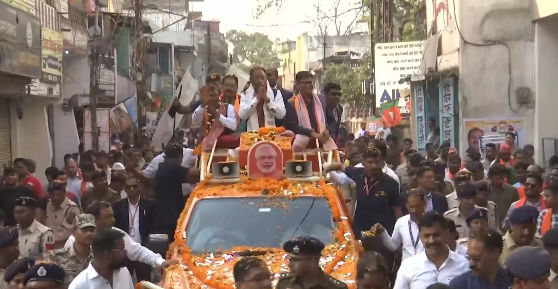 मुख्यमंत्री विष्णुदेव साय का रायगढ़ में रोड शो शुरू, देखें LIVE VIDEO...