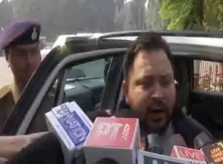 Tejashwi Yadav ने राज्यपाल आरिफ मोहम्मद खान से मुलाकात की