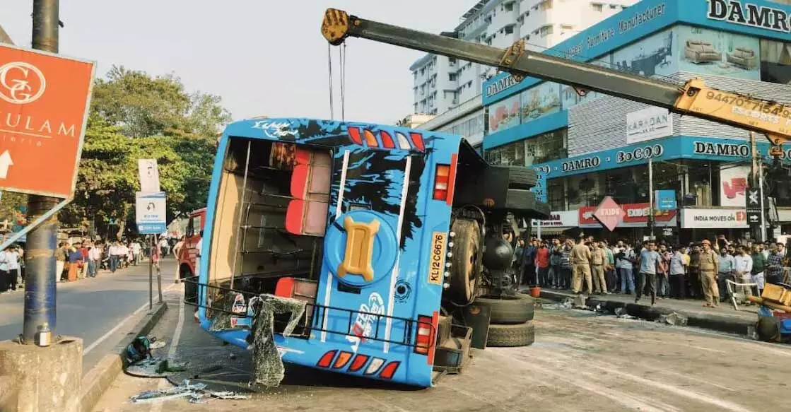 Kerala : कोझिकोड बस दुर्घटना घायल युवक की अस्पताल में मौत