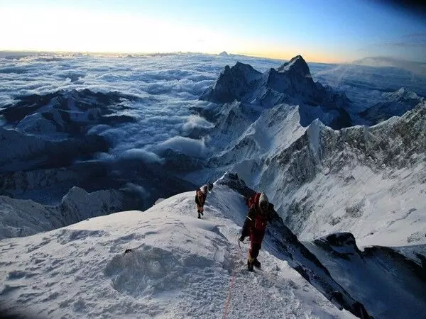 नेपाल ने माउंट एवरेस्ट सहित 8000 पर्वतों पर एकल अभियान पर प्रतिबंध लगाया