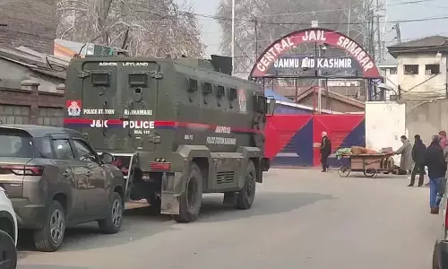 काउंटर सेक्रेटरी कश्मीर ने जेल में बंद सिम कार्ड पर पांच लोगों को हिरासत में लिया काउंटर सेक्रेटरी कश्मीर ने जेल में बंद सिम कार्ड पर पांच लोगों को हिरासत में लिया