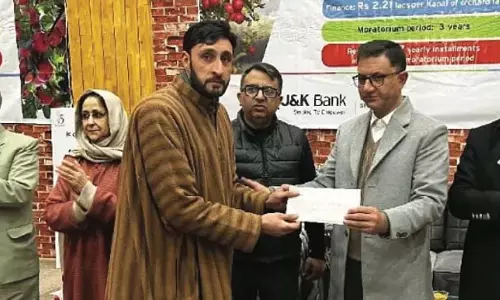 J&K Bank GDC Pulwama में उच्च घनत्व वृक्षारोपण योजना पर जागरूकता शिविर का आयोजन किया