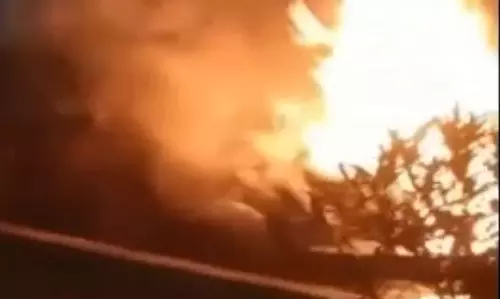 थार बनी आग का गोला, धूं-धूंकर जली Thar, ड्राइवर की फुर्ती से बची जान